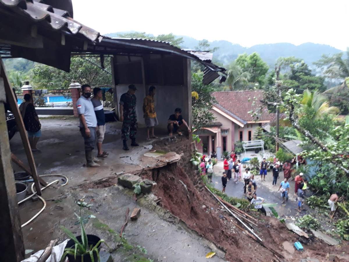 Tebing Setinggi 6 Meter Longsor Tutup Jalan Desa Kebutuhjurang