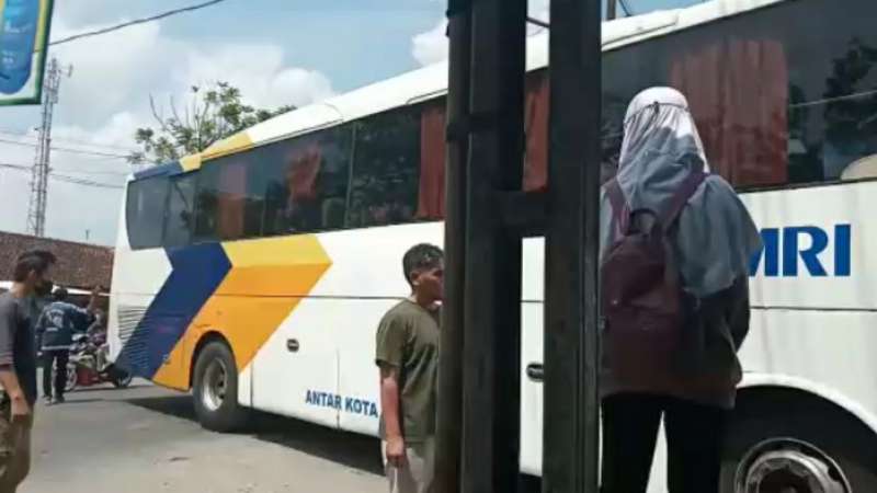 Geger! Bus Jakarta-Purwokerto di Brebes Nyasar ke Gang Sempit, Berhenti Setelah Dihentikan Penjual Tahu