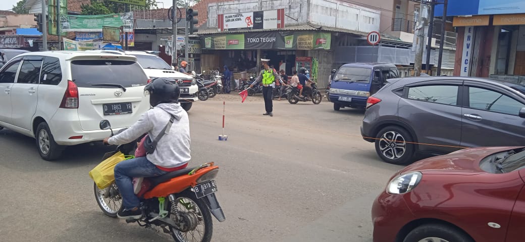 Arus Lalin di Simpang Buntu Kemranjen Ramai Lancar