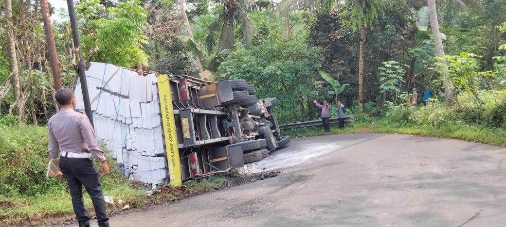 Truk Pengangkut Hebel Terguling di Pengadegan