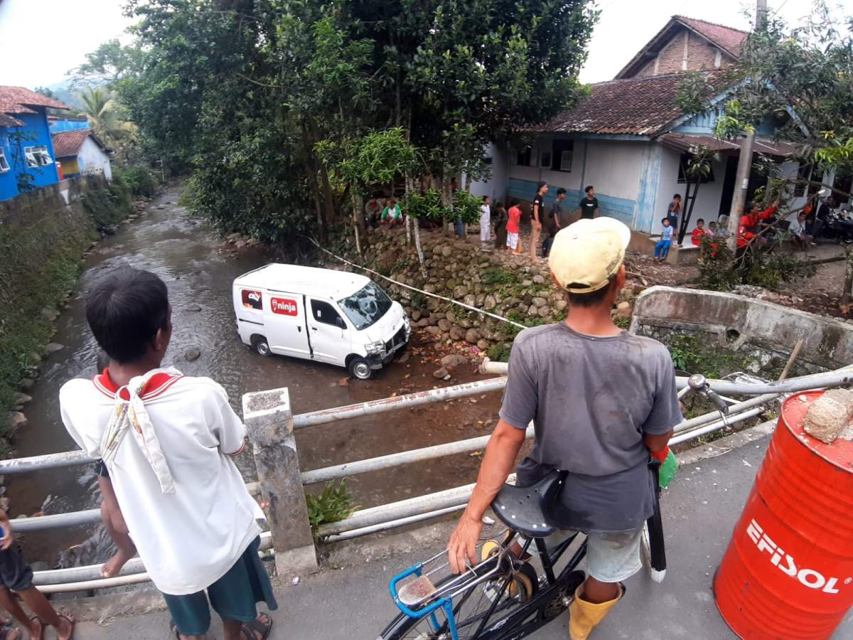 Gara-gara Hindari Hewan Ini, Mobil Ekspedisi Terjun ke Sungai di Karanglewas