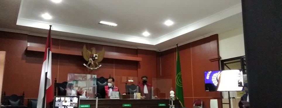 Terdakwa Kasus Pembunuhan Menangis Mohon Keringanan Hukuman di PN Banyumas