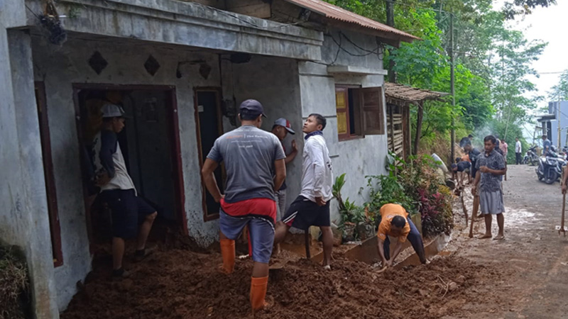 Tebing Tujuh Meter Timbun Satu Rumah di Pandanarun Banjarnegara