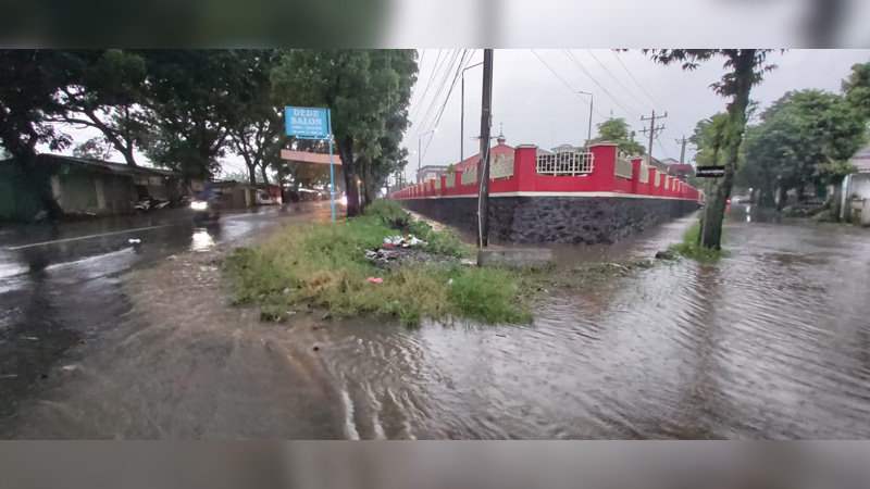 Kerap Mampet dan Picu Luapan Air, Drainase Jalan Soekarno Hatta Butuh Penanganan