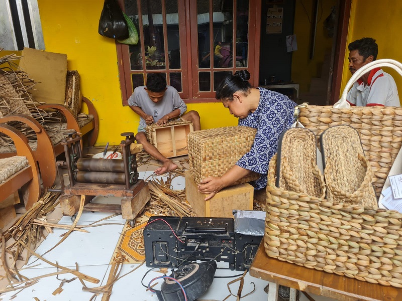 Awalnya Coba-Coba Ikut Lapak Ganjar, Kerajinan Enceng Gondok Berkembang Pesat