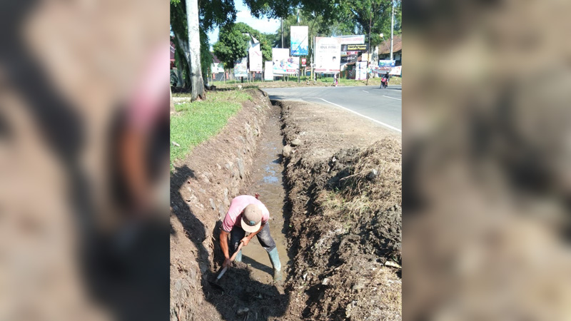 Warga Swadaya Benahi Drainase, Depan MTL Pangsar Soedirman Purbalingga