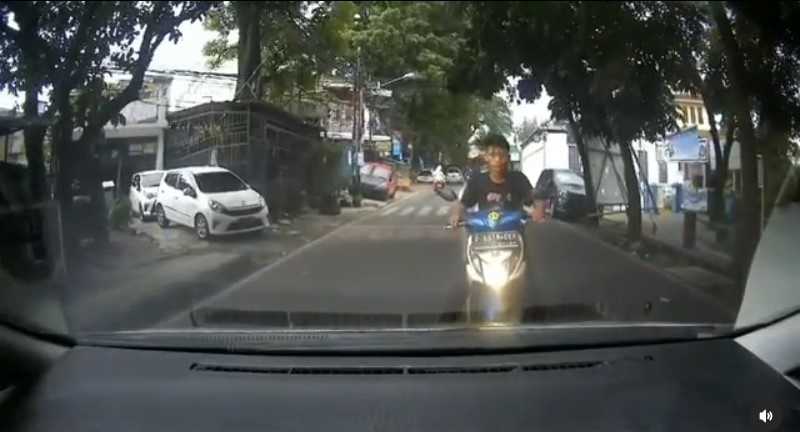 Viral, Pemotor Hendak Belok Tak Sein Ditegur Pengemudi Mobil, Ditegur Malah Lebih Galak