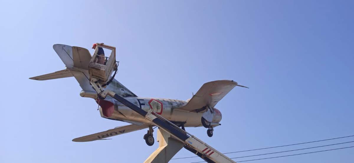 Pesawat Mig 17 di Alun-alun Banyumas Dimandikan
