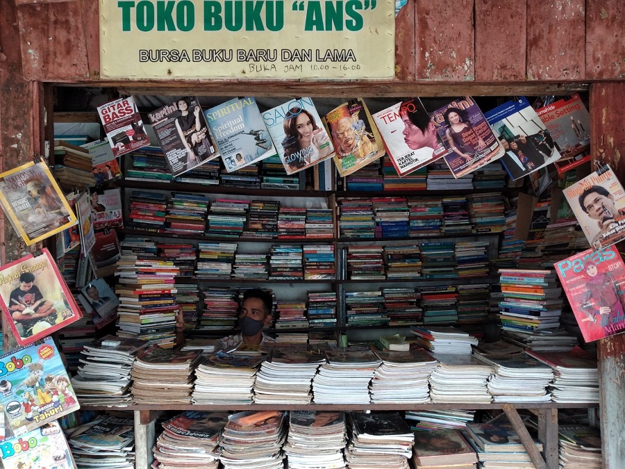 Toko Buku Bekas ANS di Purwokerto Tetap Bertahan Hampir 30 Tahun, Cetakan Buku Lama dan Kertas yang Usang Maki