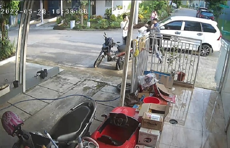 Disuruh Jangan Ngebut, Pengemudi Mobil Malah Hajar Warga