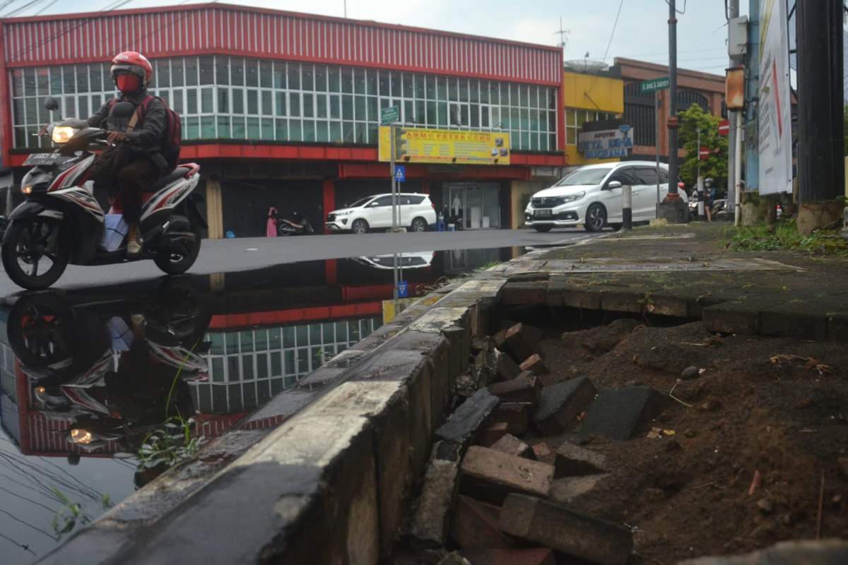 Trotoar di Jalan Ovis Purwokerto Amblas