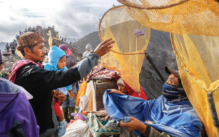 Harmoni dan Keguyuban di Balik Yadnya Kasada di Gunung Bromo, Menginap di Bibir Kawah Bawa Kubis dan Bawang Me