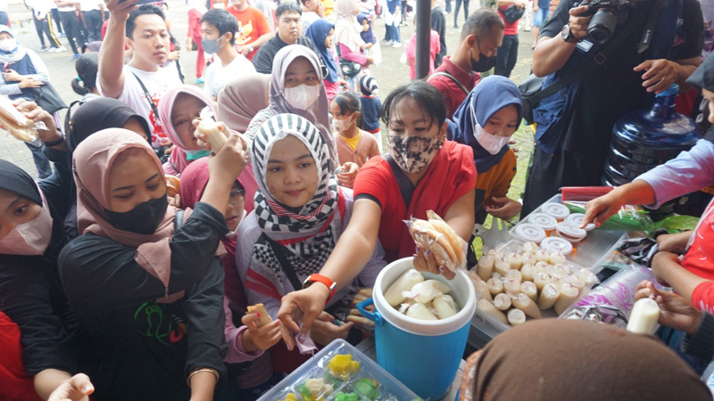 Lima Ribu Jajanan Pasar Ludes Terjual Dalam Bazar UMKM Serbu di Taman Kota Usman Janatin