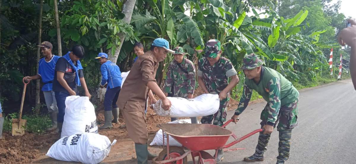 Tanggul Jebol di Sumpiuh Ditutup Gunakan Karung Plastik Isi Tanah, Sedang Dibangun Parapet