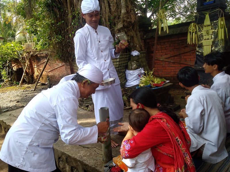 Haturkan Sesaji ke Hyang Widhi, Umat Hindu Rayakan Galungan
