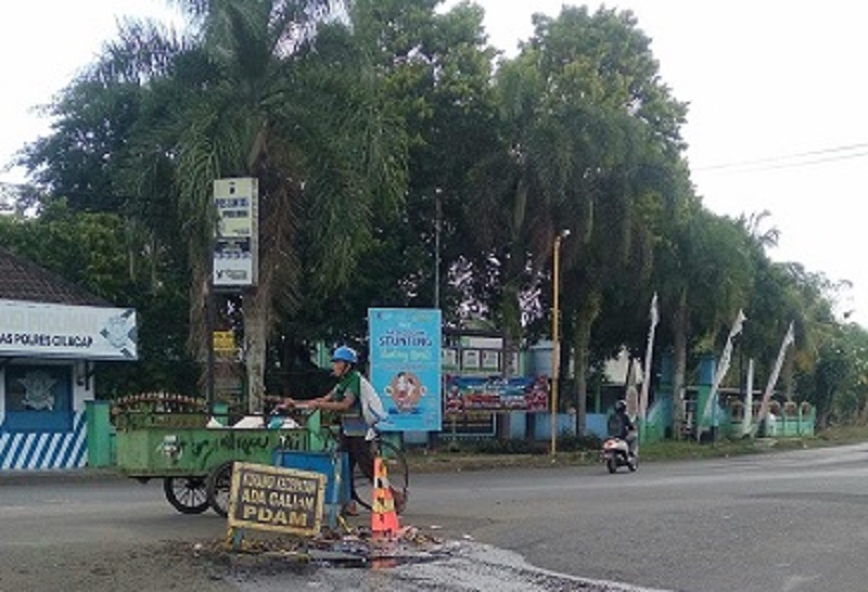 Tiga Hari, Pipa Bocor Belum Diperbaiki, Warga: Jalan Becek karena Genangan