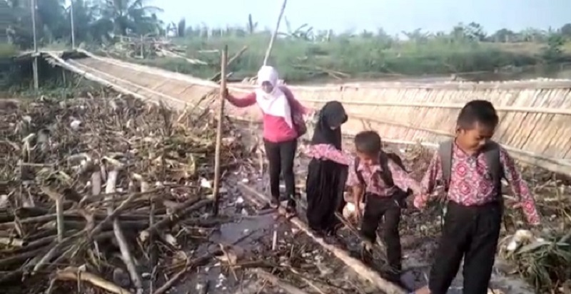 Jembatan Penghubung Roboh, 1.257 Warga Terisolir, Nekat Menyeberang Ketimbang Memutar 4 Km