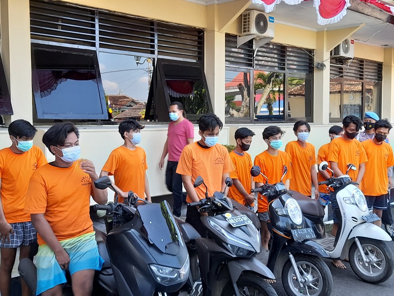 Geng Pelajar Sabet Punggung Orang Makan di Pinggir Jalan