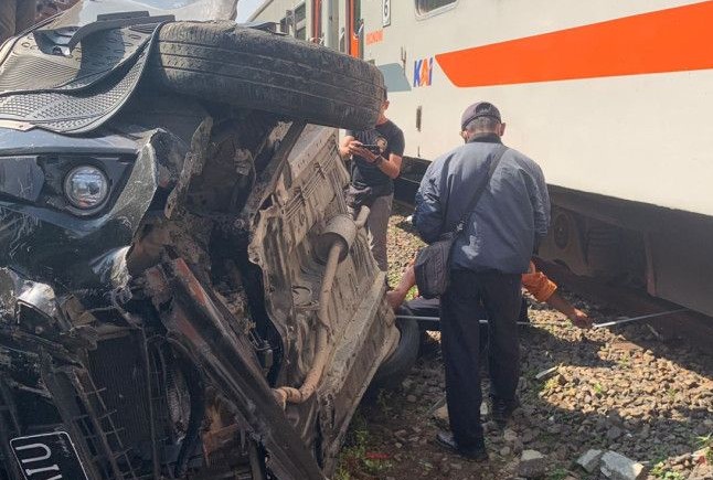 Mobil Ringsek Terseret Kereta Api, Dua Orang Luka Berat