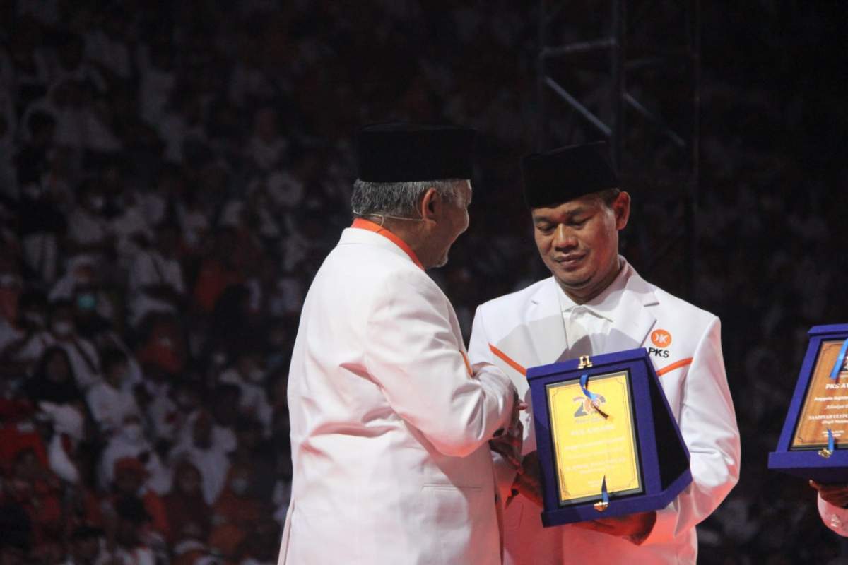 Rofik Hananto Terima PKS Award 2022