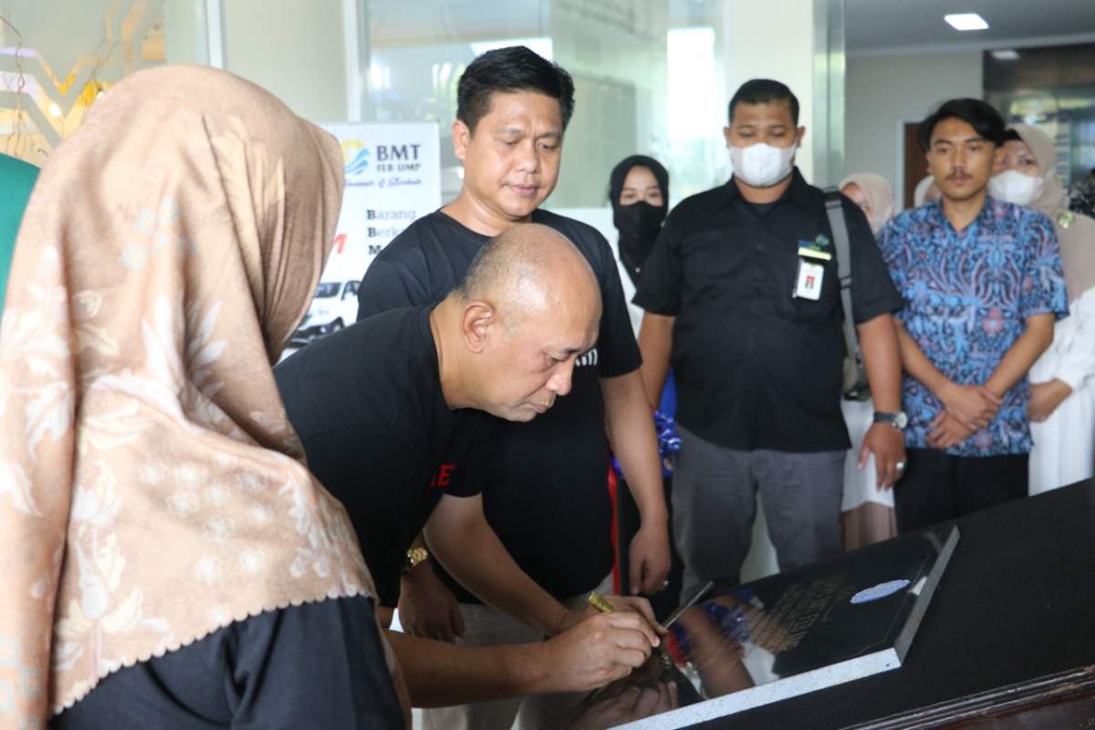 Menteri Teten Resmikan BMT FEB UMP