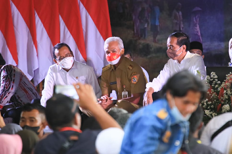 Ganjar dan Jokowi Syukuran Bareng Ribuan Petani Perhutanan Sosial