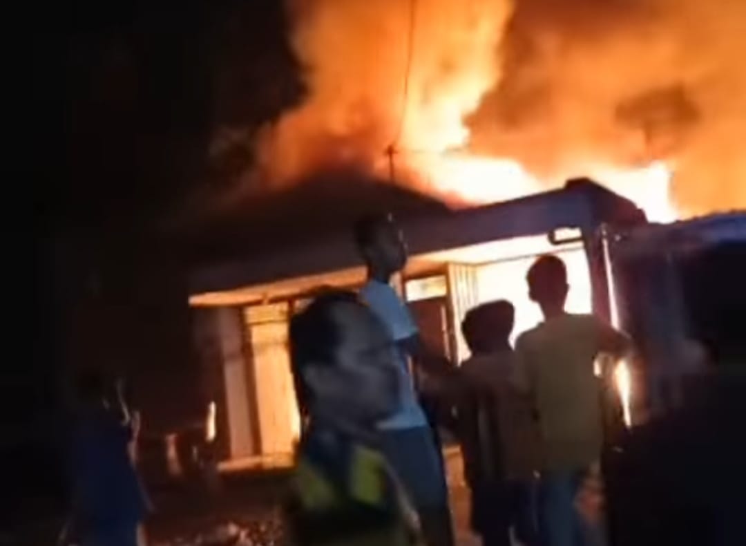Kebakaran Lahap Gudang Makanan Ringan di Sokaraja