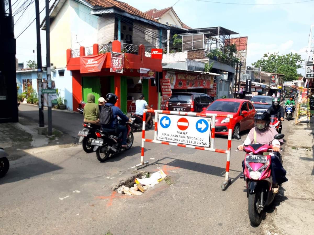 Gorong-gorong Amblas di Jalan Suparno Purwokerto Bikin Macet, Jalan Rusak Bikin Kecelakaan