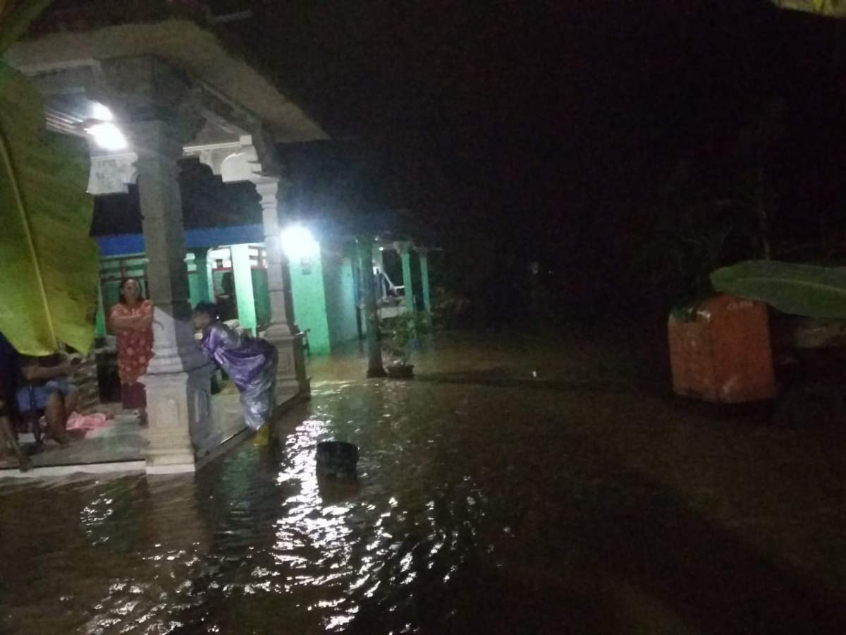 Tanggul Jebol Rendam 13 Rumah di Kelurahan Sumpiuh