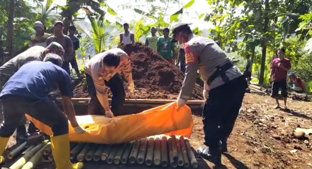 Tanpa Identitas, Mayat yang Ditemukan di Sungai Serayu Desa Cipawon Akhirnya Dimakamkan