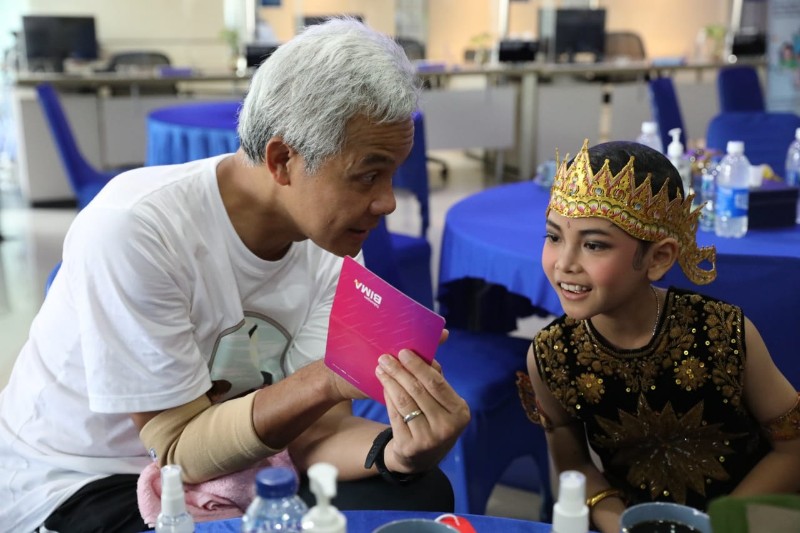 Apresiasi, Ganjar Ajak Penari Cilik Ngevlog dan Beri Hadiah Tablet