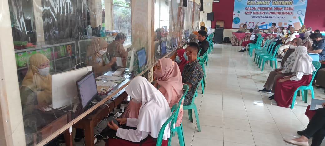 Hari Pertama PPDB SMP di Purbalingga, Sekolah Dipadati Pendaftar Untuk Verifikasi Berkas Pendaftaran