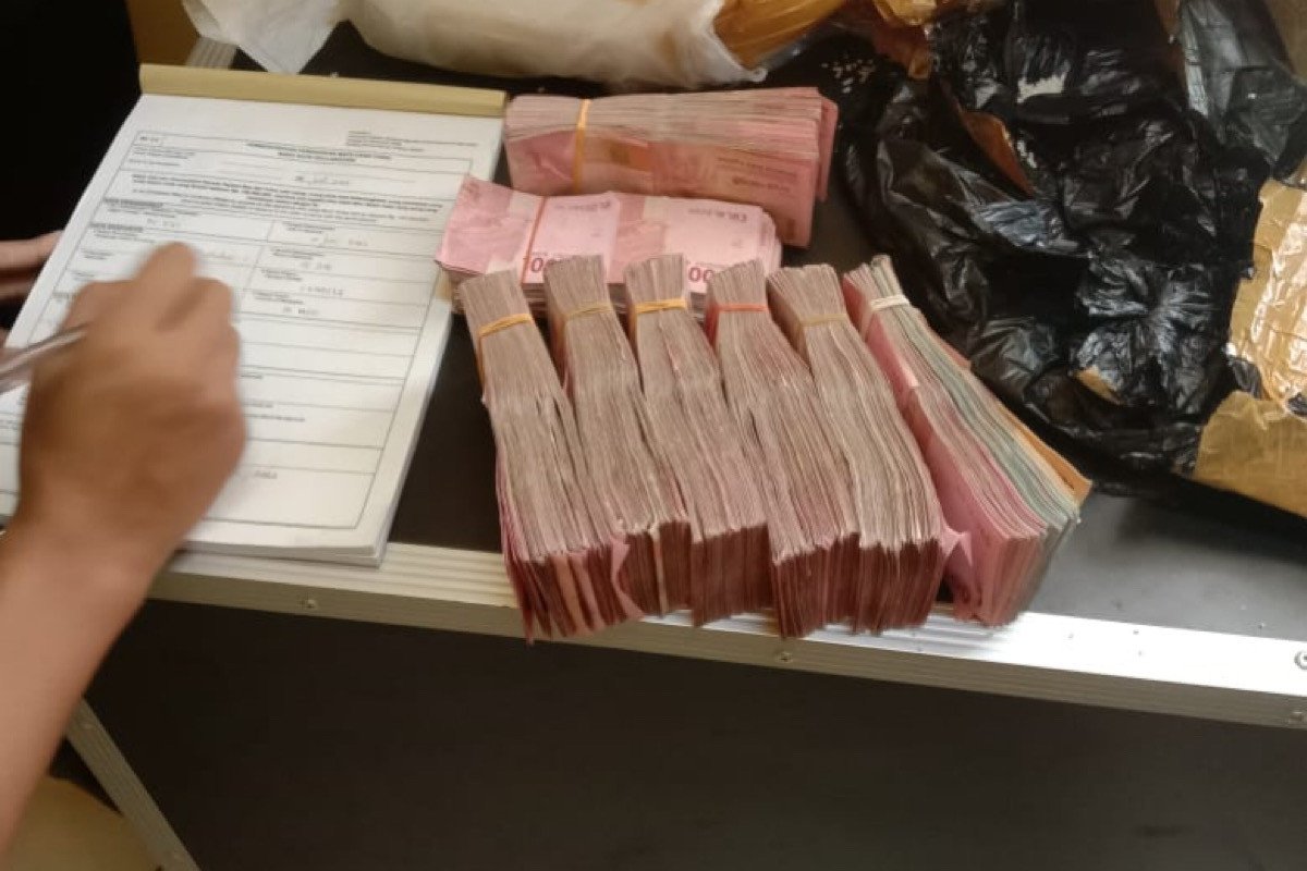 Lakukan Xray, Petugas Asrama Embarkasi Temukan Gepokan Uang Rp 150 Juta di Koper Calon Haji