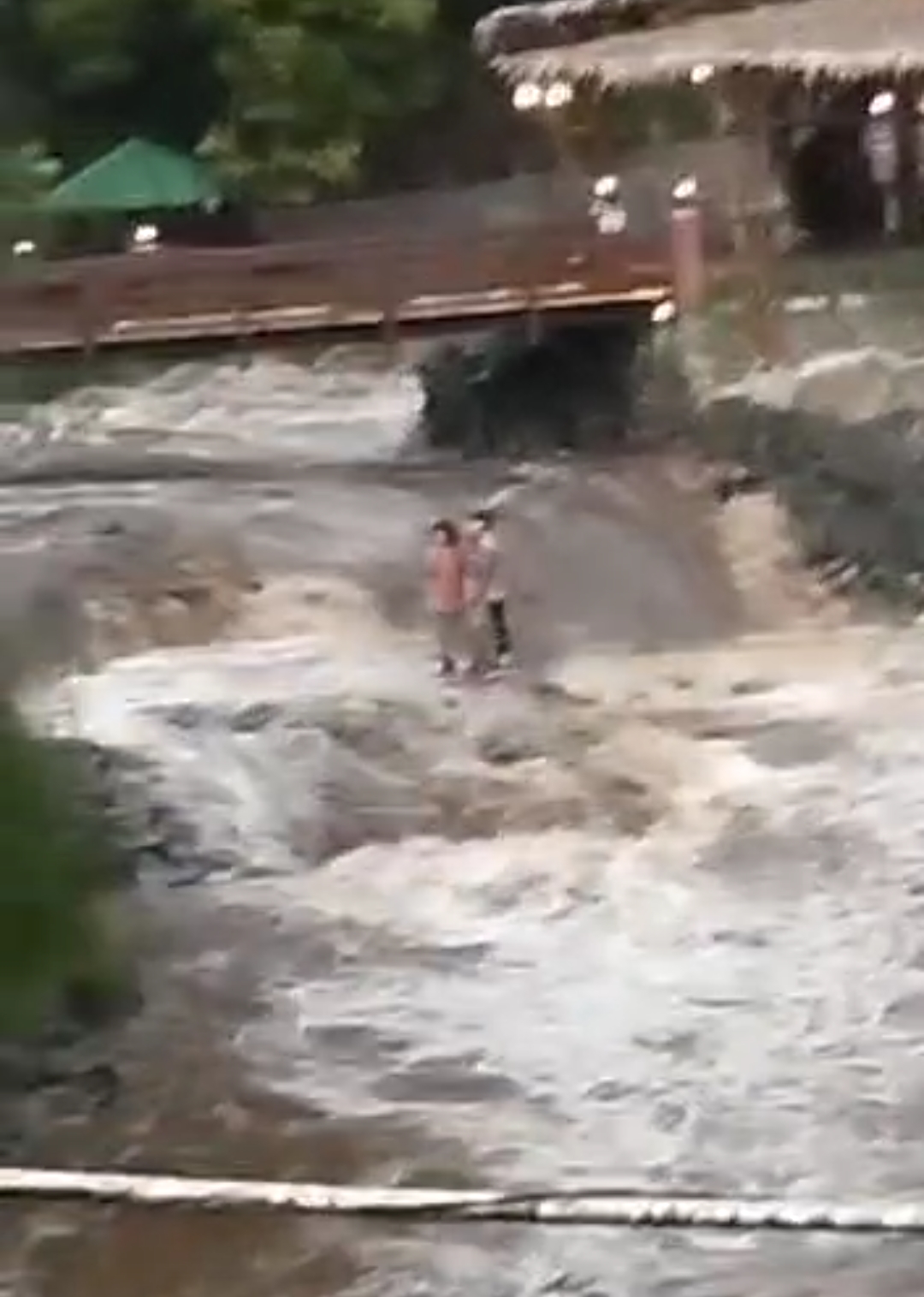 Beredar Video 2 Pemuda Terjebak Arus Sungai di Curug Bayan, Faktanya Tidak Mengkhawatirkan