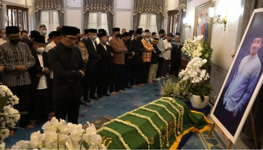 Peti Ditempatkan, Ridwan Kamil Imam Salat Jenazah Emmeril Kahn Mumtadz