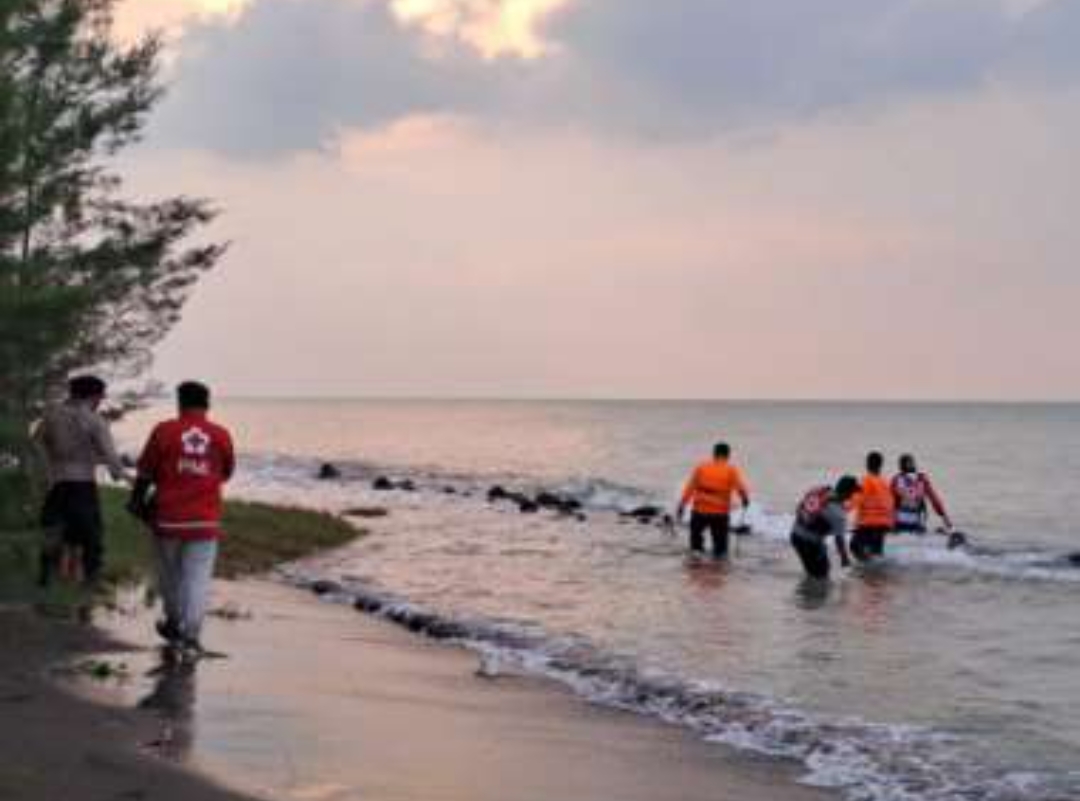 Dua Remaja Mandi di Laut Tenggelam, Seorang Belum Ditemukan