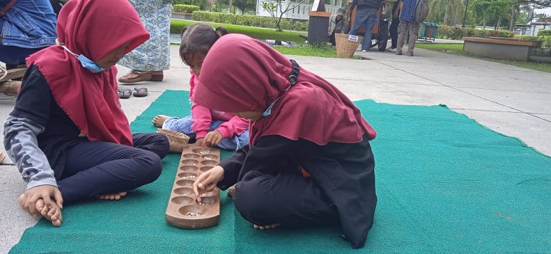 Nostalgia Dolanan Lawas di Peken Banyumasan