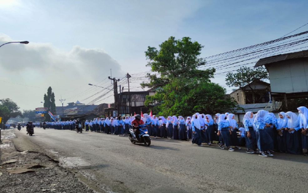 Barisan Pelajar di Jalan Saat Menanti Jenazah Eril