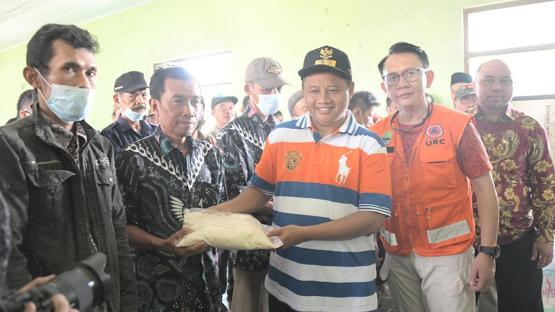 Wagub Uu Ruzhanul Serahkan 56 Ton Beras untuk Korban Banjir