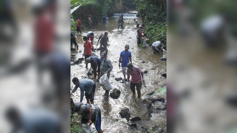 Bersihkan Kali, Relawan Banjarnegara Angkat Puluhan Karung Sampah
