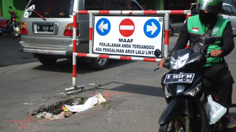 Drainase Jalan Suparno Utara Ambles, Bikin Macet