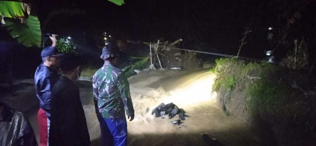 Hujan Deras, Tanggul Jebol, 13 Rumah Terendam Banjir di Kelurahan Sumpiuh