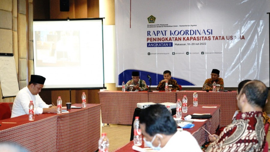 Guru di Madrasah, Siap-siap S-2 untuk Guru Master