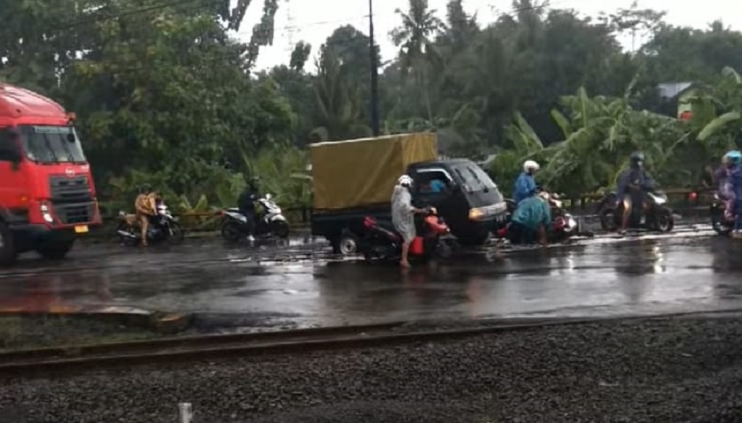 Viral, Ratusan Pengendara Motor Tergelincir di Perlintasan Kereta Api Sumpiuh