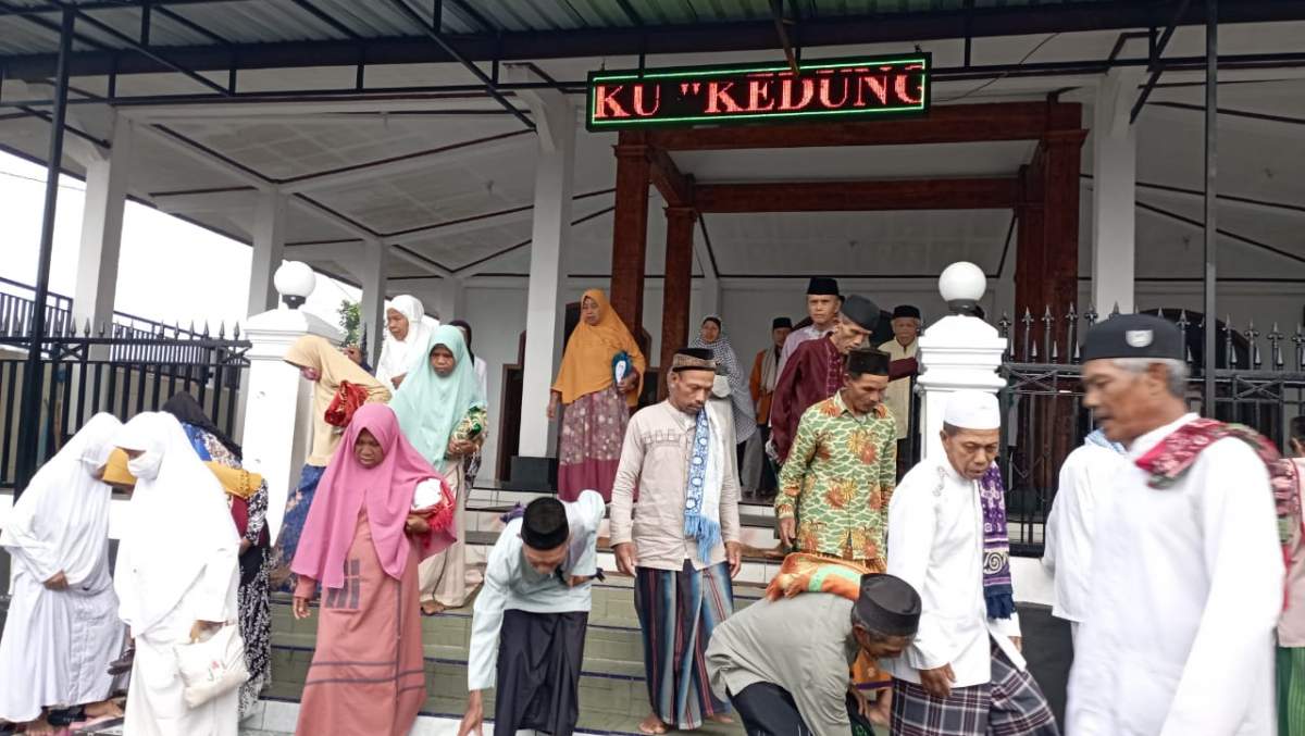 100 Jamaah Islam Aboge Desa Onje Purbalingga Laksanakan Salat Idul Adha di Masjid R Sayyid Kuning