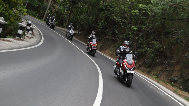 Begini Cara Naik Motor Matik di Tanjakan & Turunan