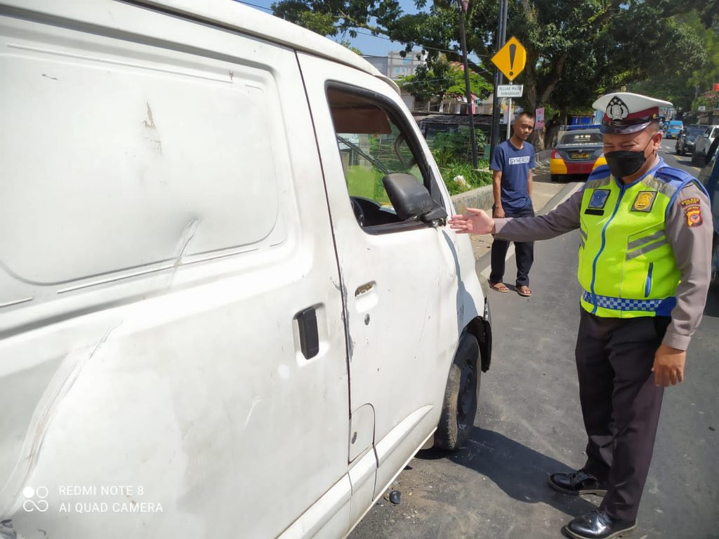 Mobil Muatan Hewan Kurban Terguling