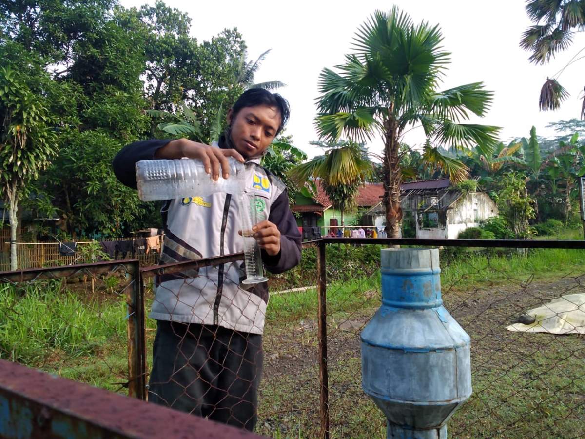 Melihat Petugas Ukur Curah Hujan di Daerah Irigasi Bendung Kali Jering, Selanegara, Sumpiuh