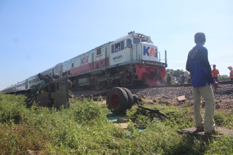 Mati Mesin di Atas Rel, Truk Pengangkut Kayu Disambar KA Logawa, Satu Orang Meninggal