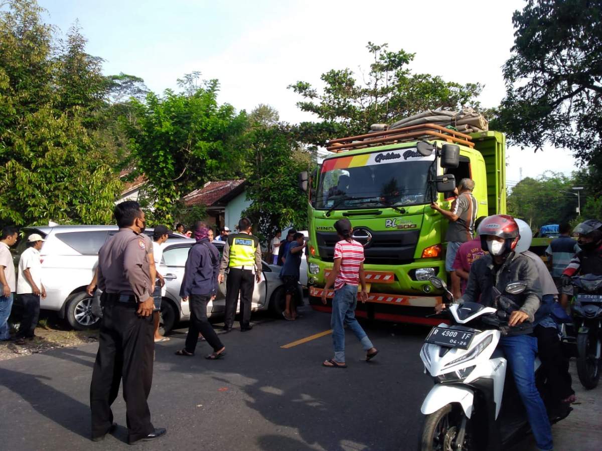 Ban Meledak, Tiga Mobil dan Truk Kecelakaan di Karangrau Banyumas